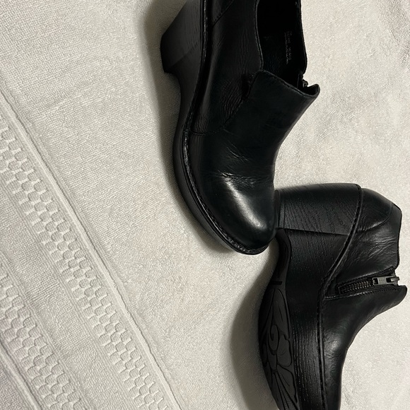 BORN. Genuine leather clogs, worn couple of times. Like new condition. Size 7. - Picture 3 of 10